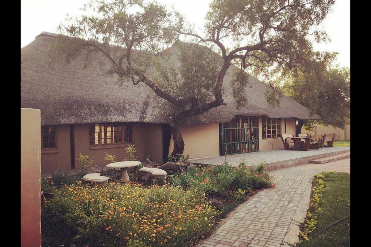 Esmarline Lodge Brits Bagian luar foto