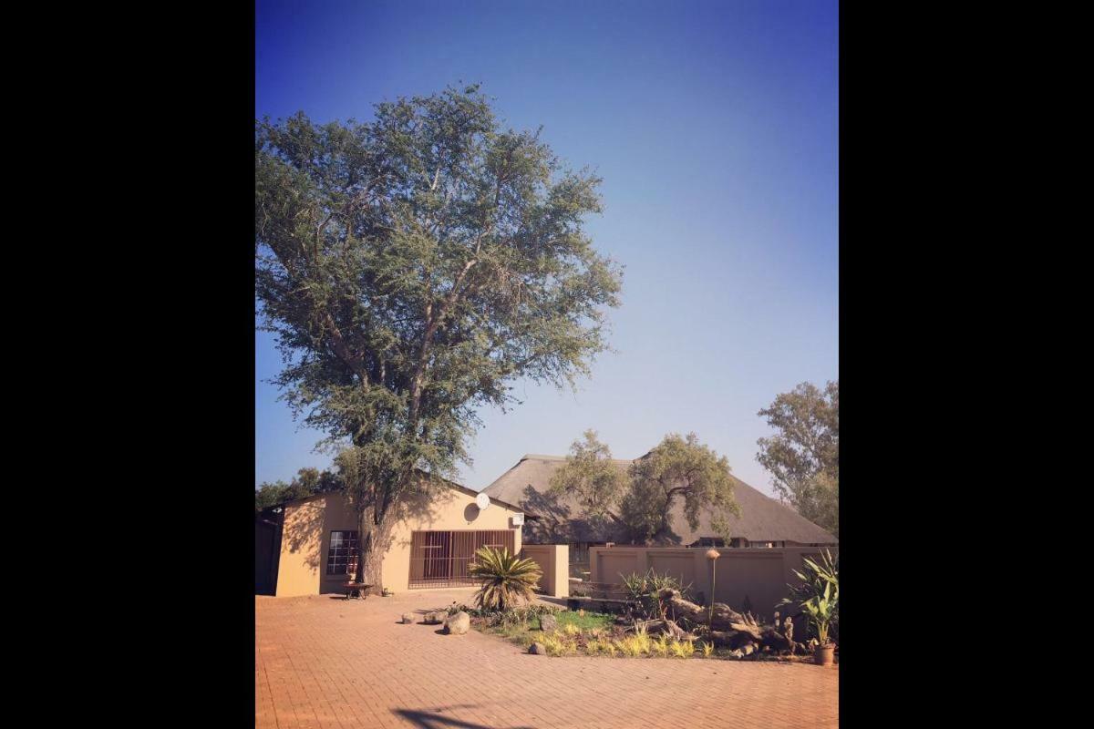 Esmarline Lodge Brits Bagian luar foto