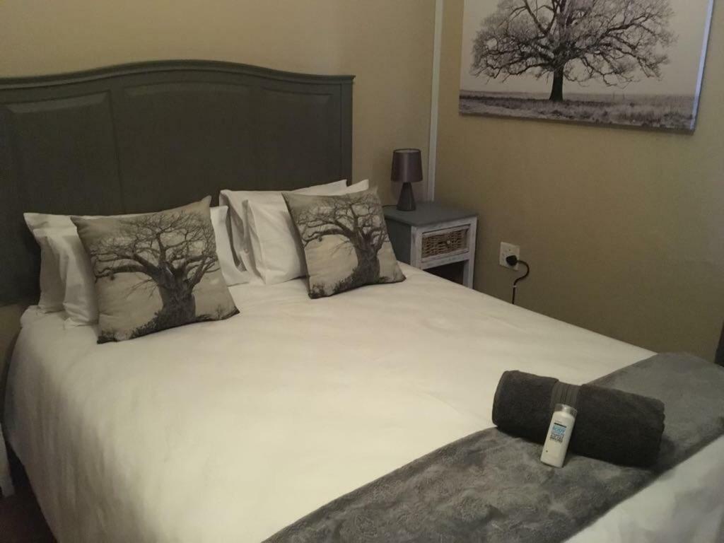 Esmarline Lodge Brits Bagian luar foto