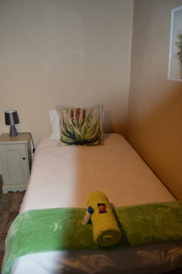 Esmarline Lodge Brits Bagian luar foto