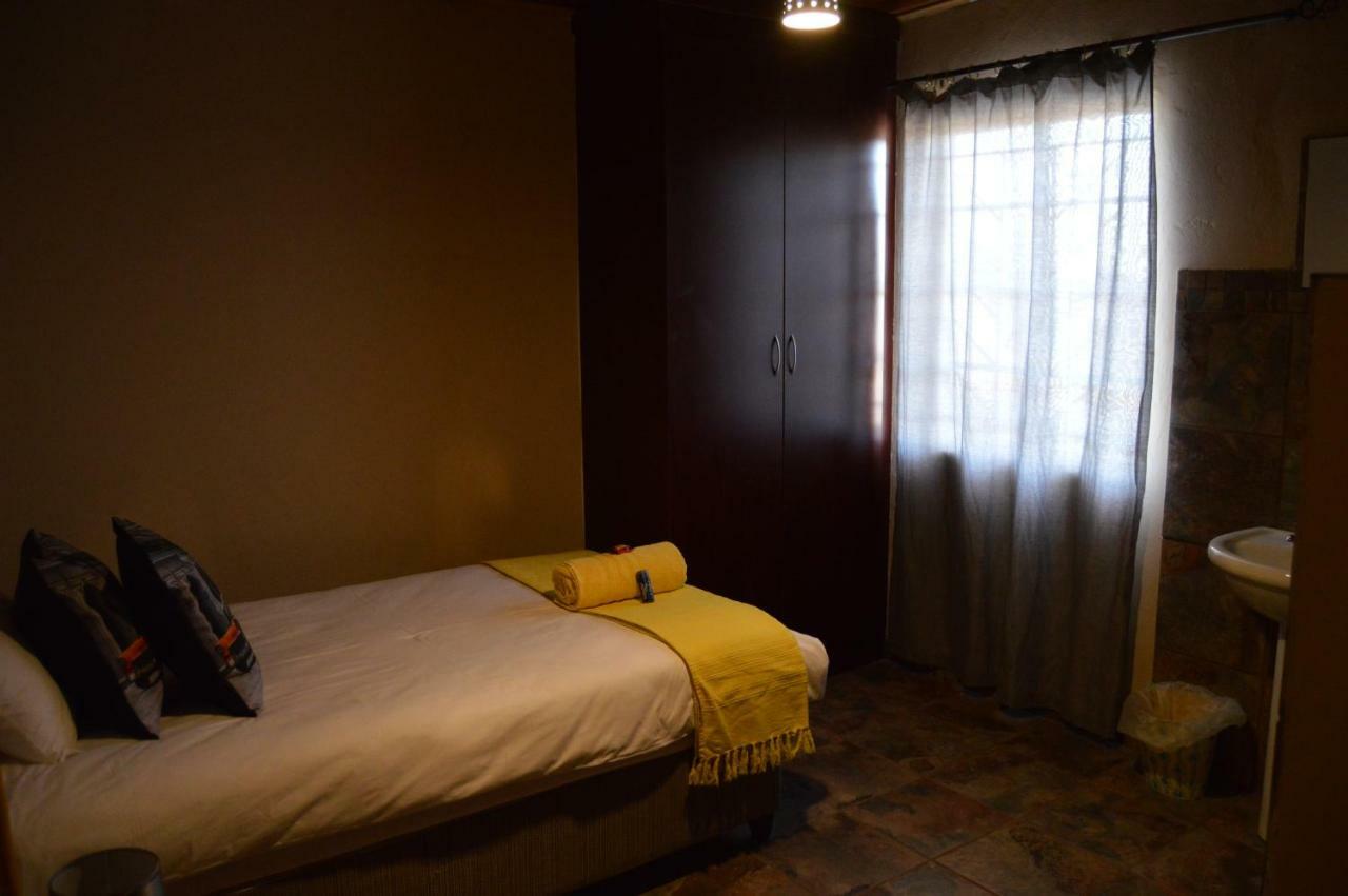 Esmarline Lodge Brits Bagian luar foto